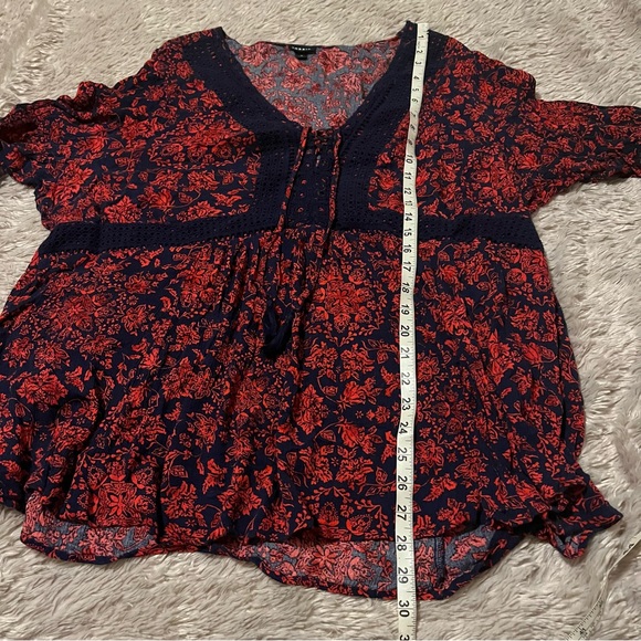 Torrid | Lace-Up Babydoll Tunic Top - Crinkle Gauze Floral Red/Navy 3X - Picture 7 of 9